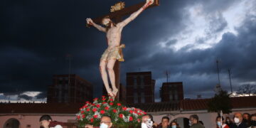 Repique de campanas y vivas al Santo Cristo del Humilladero en su vuelta al barrio peñarandino de Chamberí