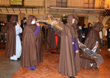 Capas pardas, silencio y paraguas acompañan al Santo Cristo en la primera procesión del Lunes Santo en Peñaranda