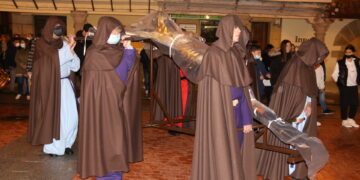Capas pardas, silencio y paraguas acompañan al Santo Cristo en la primera procesión del Lunes Santo en Peñaranda