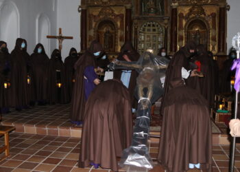 Capas pardas, silencio y paraguas acompañan al Santo Cristo en la primera procesión del Lunes Santo en Peñaranda