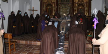 Capas pardas, silencio y paraguas acompañan al Santo Cristo en la primera procesión del Lunes Santo en Peñaranda