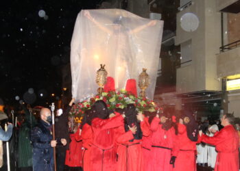 Un intenso aguacero en Peñaranda sorprende a la cofradía del Humilladero en plena procesión