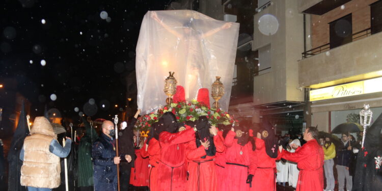 Un intenso aguacero en Peñaranda sorprende a la cofradía del Humilladero en plena procesión