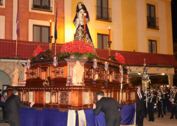 La Penitencia nazarena llena las calles de Peñaranda en la madrugada del Jueves Santo