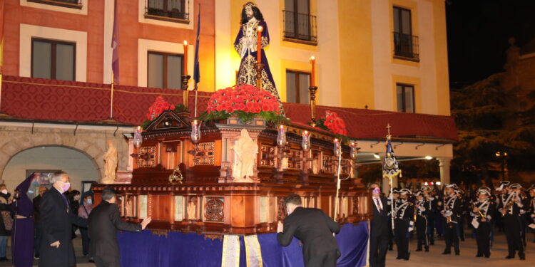 La Penitencia nazarena llena las calles de Peñaranda en la madrugada del Jueves Santo