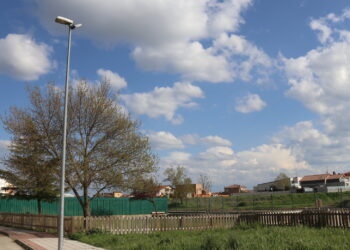 El pipican de Peñaranda estrena por fin iluminación tras las peticiones de los dueños de las mascotas