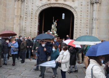 Procesión exprés con la imagen de San Jorge en Santiago de la Puebla como consecuencia de la lluvia
