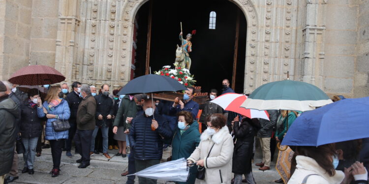 Procesión exprés con la imagen de San Jorge en Santiago de la Puebla como consecuencia de la lluvia