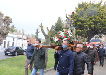 Procesión exprés con la imagen de San Jorge en Santiago de la Puebla como consecuencia de la lluvia