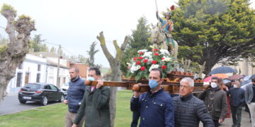 Procesión exprés con la imagen de San Jorge en Santiago de la Puebla como consecuencia de la lluvia
