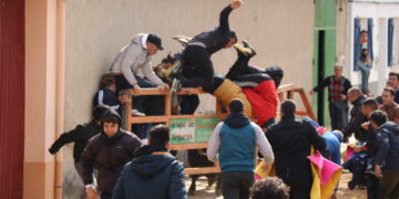 El Toro del Voto deja dos heridos graves en Villoria tras arrancar una talanquera el segundo astado de la tarde