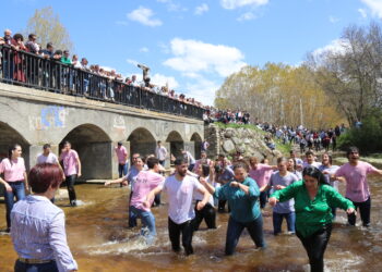 Multitudinaria romería en Alaraz con los quintos 2020, 2021 y 2022 que han cumplido la tradición ante el Cristo del Monte