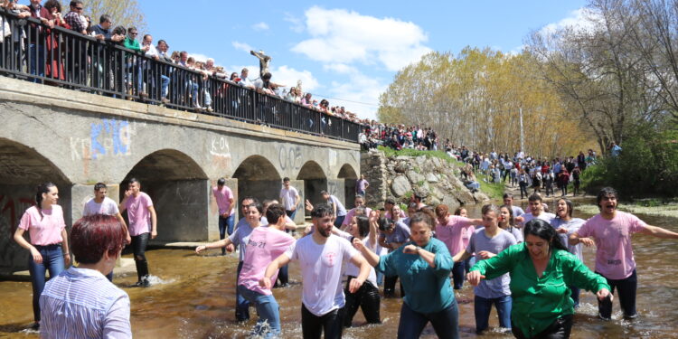 Multitudinaria romería en Alaraz con los quintos 2020, 2021 y 2022 que han cumplido la tradición ante el Cristo del Monte