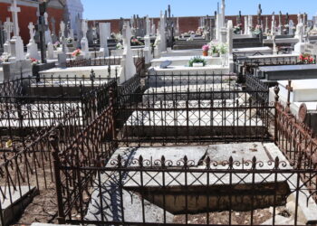 Peñaranda requiere a los propietarios de las sepulturas que retiren los últimos cerramientos metálicos
