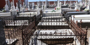 Peñaranda requiere a los propietarios de las sepulturas que retiren los últimos cerramientos metálicos