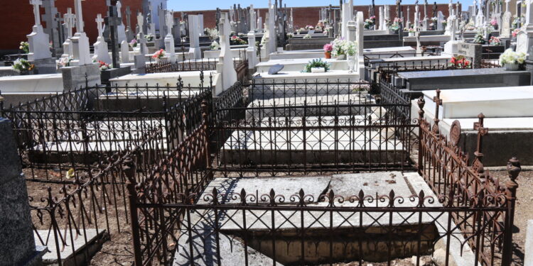 Peñaranda requiere a los propietarios de las sepulturas que retiren los últimos cerramientos metálicos