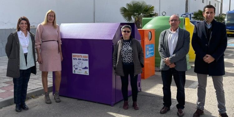 Babilafuente estrena contenedores morados para el reciclaje de ropa, textil y calzado en tres puntos repartidos por el casco urbano