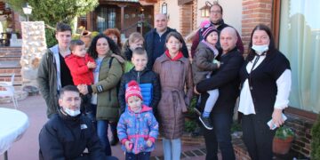 Cantalpino recibe con los brazos abiertos a una familia de refugiados ucranianos con seis hijos