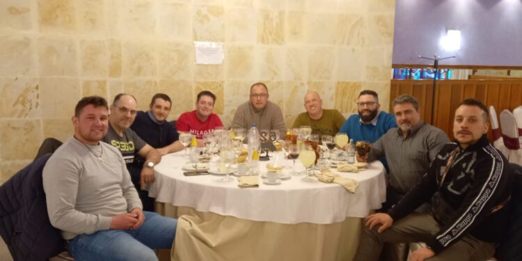 (ECOS) La cuadrilla del matadero de Villar de Gallimazo celebra una comida de confraternidad