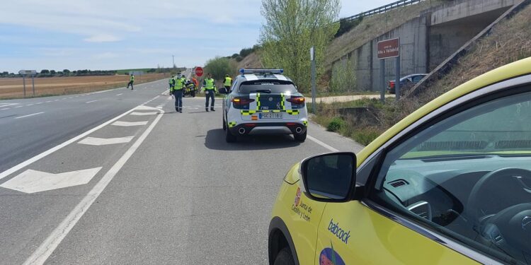 Un aparatoso choque entre un turismo y un camión deja un herido de 84 años en Cordovilla