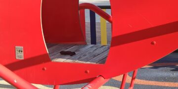 Desagradable sorpresa en el parque La Huerta de Peñaranda al aparecer heces en el columpio de la hormiga