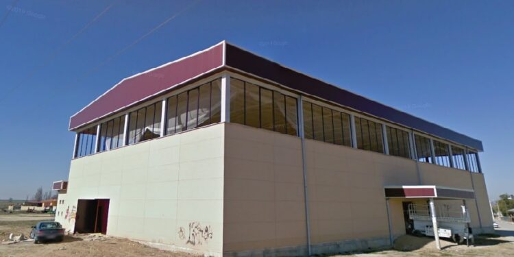 Vasos, latas, colillas y hasta unas bragas, así ha aparecido el pabellón cubierto de Cantalpino