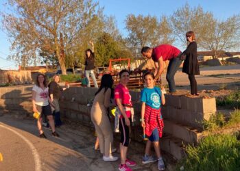 Implicación vecinal en Pedroso de la Armuña para cuidar las zonas verdes de acceso a la localidad