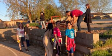 Implicación vecinal en Pedroso de la Armuña para cuidar las zonas verdes de acceso a la localidad