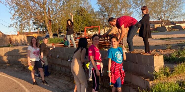 Implicación vecinal en Pedroso de la Armuña para cuidar las zonas verdes de acceso a la localidad