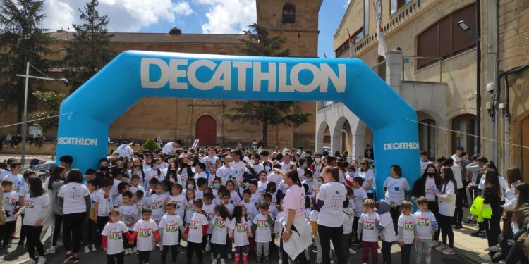 La carrera solidaria de Las Villas a favor de Ucrania llena de animación y deporte las calles de  Babilafuente