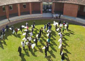 El IES Senara, de Babilafuente, crea un mosaico humano por la paz