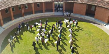 El IES Senara, de Babilafuente, crea un mosaico humano por la paz