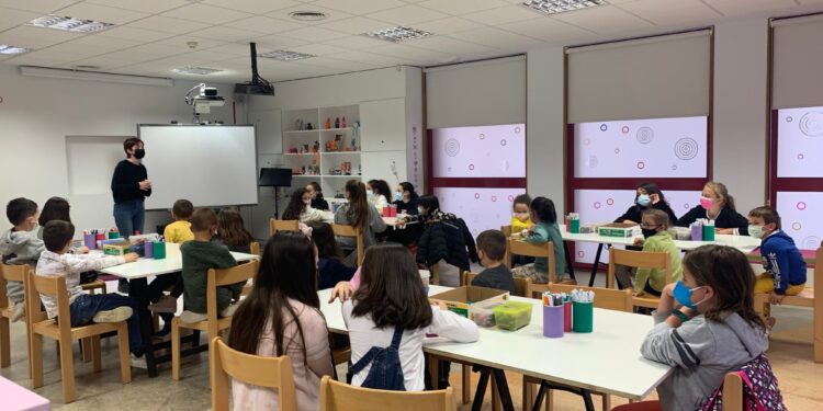 Éxito de participación en el taller de ilustración infantil impartido en Peñaranda por Ruth Rodríguez Castro