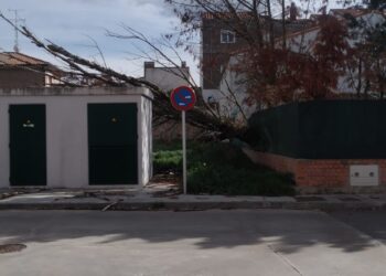 Peñaranda sufre los primeros efectos del intenso viento y ve peligrar la procesión de la noche por la previsión de lluvias