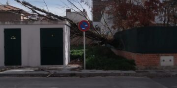 Peñaranda sufre los primeros efectos del intenso viento y ve peligrar la procesión de la noche por la previsión de lluvias