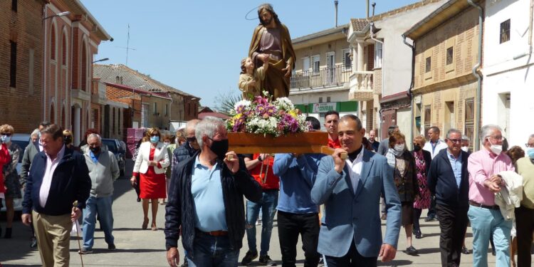 Villoria recupera la fiesta del 1 de mayo y celebra su rastrillo solidario a favor de Acción Verapaz