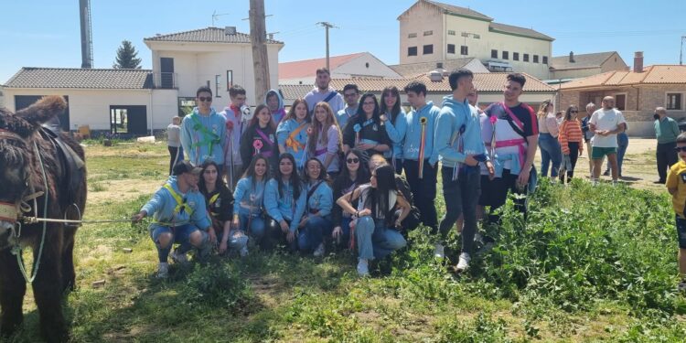 Los quintos 2001,2002 y 2003 de Babilafuente corren las cintas con la animación de la charanga Dale Kaña 2.0