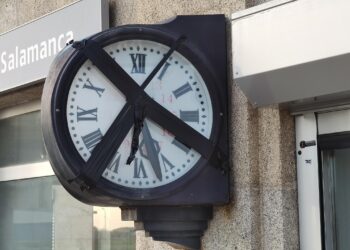 Desidia en la estación de tren de Peñaranda: más de medio año con el reloj roto y sujeto con cinta de carrocero