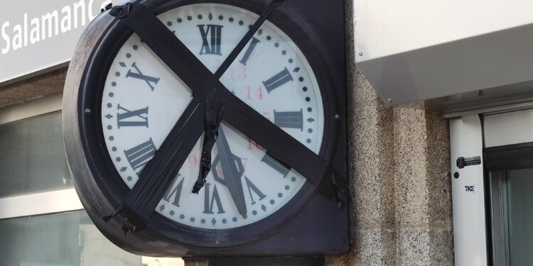 Desidia en la estación de tren de Peñaranda: más de medio año con el reloj roto y sujeto con cinta de carrocero
