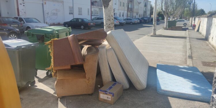 Quejas en El Reguero, de Peñaranda, por los enseres que aparecen abandonados en las calles del barrio