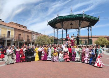 La Feria Rociera llena las plazas de Peñaranda con bailes por sevillanas en una espléndida jornada festiva