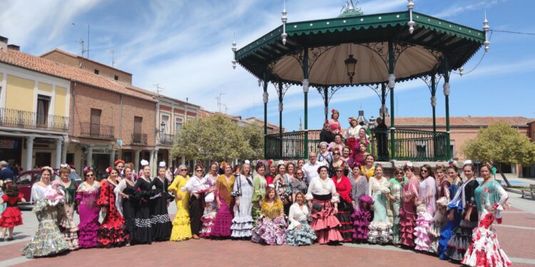 La Feria Rociera llena las plazas de Peñaranda con bailes por sevillanas en una espléndida jornada festiva