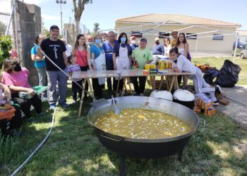 Villoruela se vuelca con la paella solidaria a beneficio de la ONG Acción Verapaz preparada en la zona de acampada