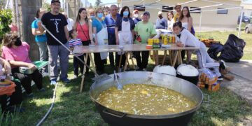 Villoruela se vuelca con la paella solidaria a beneficio de la ONG Acción Verapaz preparada en la zona de acampada