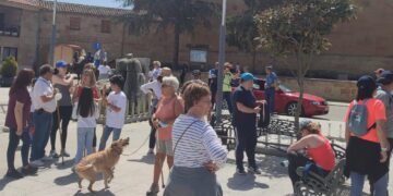 Vecinos de los pueblos de Las Villas retoman su marcha solidaria a pie, en bicicleta, a caballo y hasta con mascota