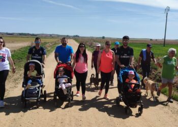 Vecinos de los pueblos de Las Villas retoman su marcha solidaria a pie, en bicicleta, a caballo y hasta con mascota