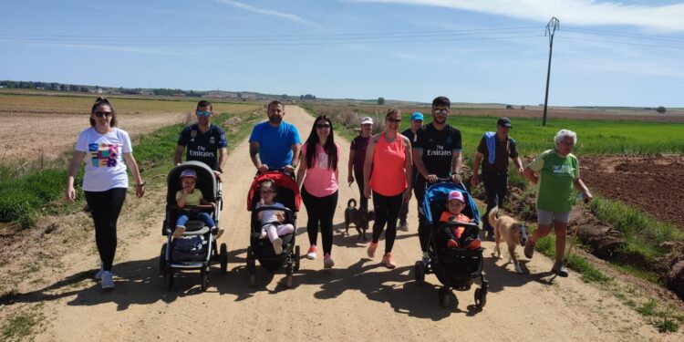 Vecinos de los pueblos de Las Villas retoman su marcha solidaria a pie, en bicicleta, a caballo y hasta con mascota