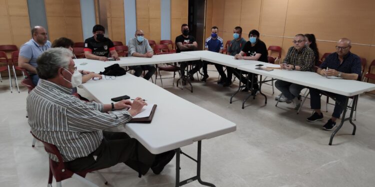 La Hermandad de Cofradías de Peñaranda mantiene una reunión con la banda de cornetas y tambores para debatir su futuro