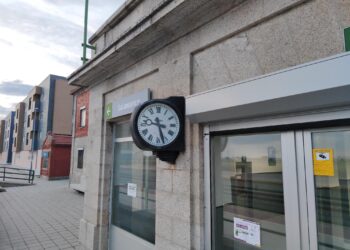 Adif arregla por fin el reloj de la estación de Peñaranda tras las quejas vecinales y la denuncia en «Noticias A Tiempo»