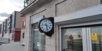Adif arregla por fin el reloj de la estación de Peñaranda tras las quejas vecinales y la denuncia en «Noticias A Tiempo»